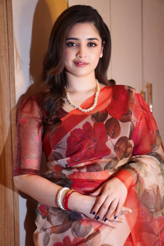 Elegant Digital Print Saree with Designer Blouse Piece