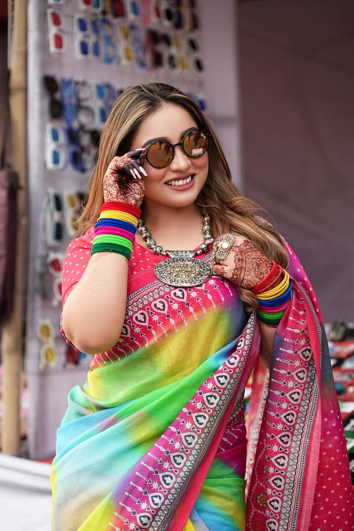 Modern Art Digital Print Saree with Blouse Piece