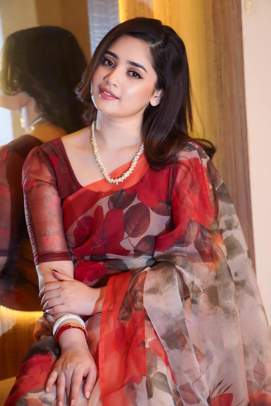 Elegant Digital Print Saree with Designer Blouse Piece